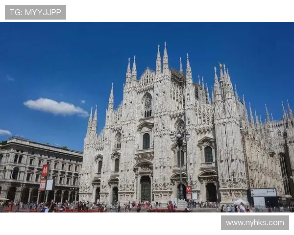米兰大教堂：意大利哥特式建筑的巅峰之作与城市文化象征